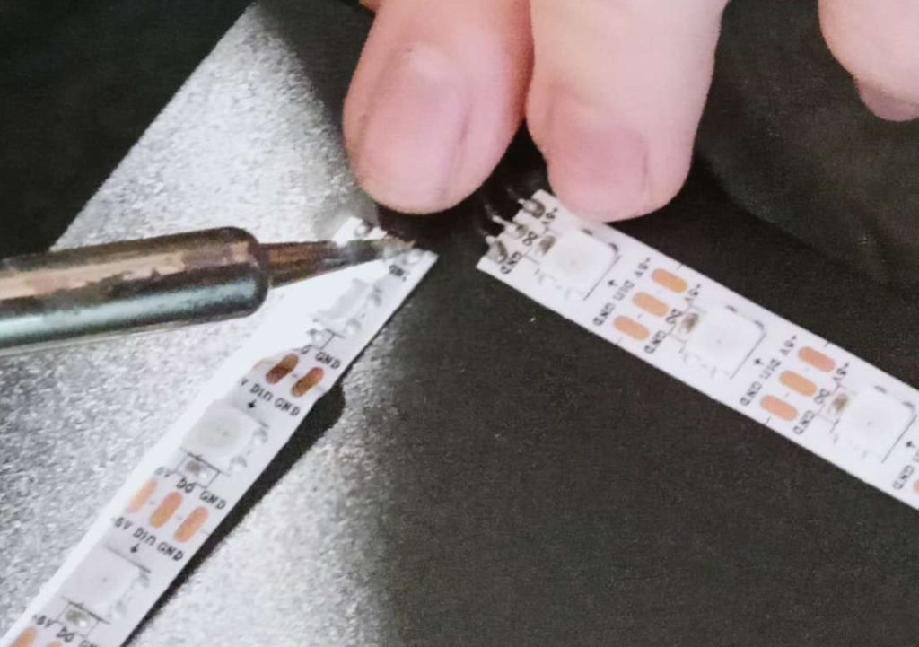 Bandeau de LED fixé à l’arrière de l’écran