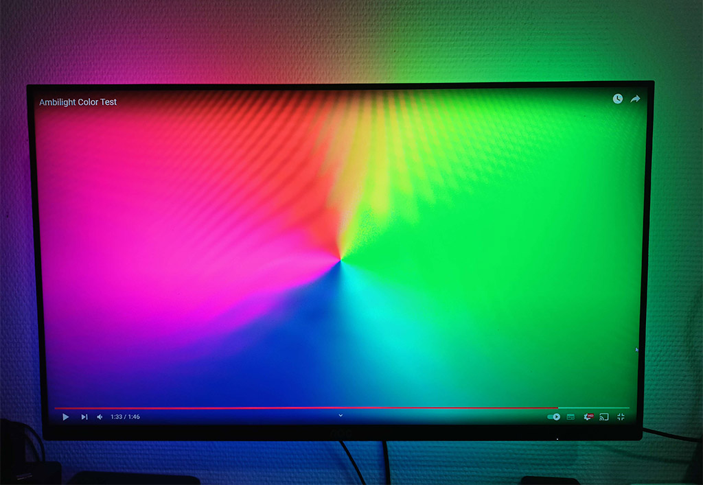 Ambilight DIY en fonctionnement derrière un écran de PC